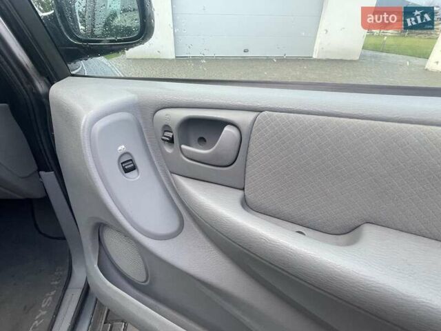 Серый Крайслер Вояджер, объемом двигателя 2.43 л и пробегом 313 тыс. км за 6500 $, фото 27 на Automoto.ua