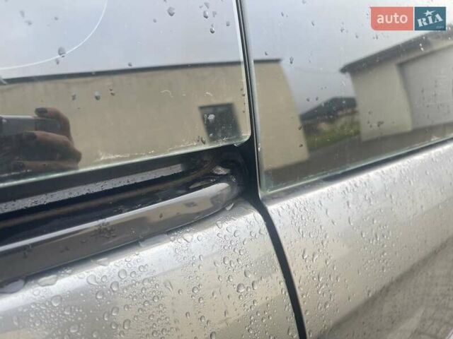 Серый Крайслер Вояджер, объемом двигателя 2.43 л и пробегом 313 тыс. км за 6500 $, фото 9 на Automoto.ua