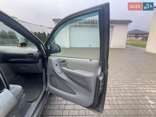 Серый Крайслер Вояджер, объемом двигателя 2.43 л и пробегом 313 тыс. км за 6500 $, фото 24 на Automoto.ua