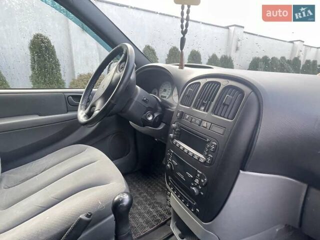 Серый Крайслер Вояджер, объемом двигателя 2.43 л и пробегом 313 тыс. км за 6500 $, фото 26 на Automoto.ua