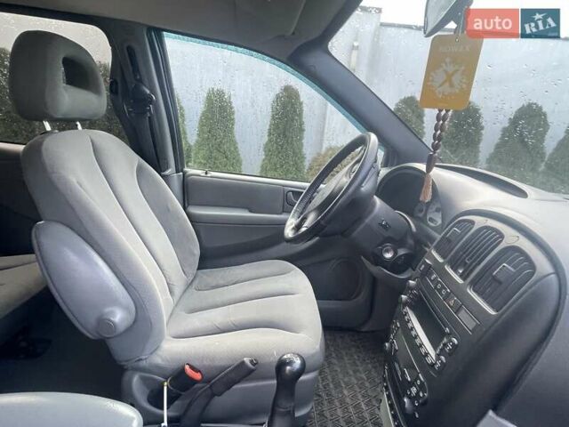 Серый Крайслер Вояджер, объемом двигателя 2.43 л и пробегом 313 тыс. км за 6500 $, фото 25 на Automoto.ua