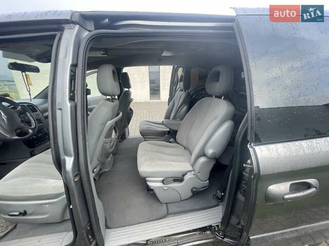 Серый Крайслер Вояджер, объемом двигателя 2.43 л и пробегом 313 тыс. км за 6500 $, фото 40 на Automoto.ua