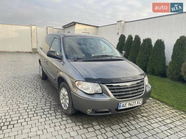 Серый Крайслер Вояджер, объемом двигателя 2.43 л и пробегом 313 тыс. км за 6500 $, фото 44 на Automoto.ua