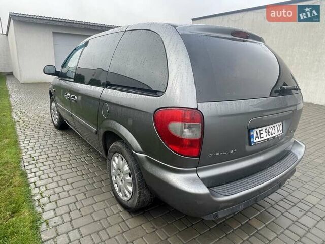 Серый Крайслер Вояджер, объемом двигателя 2.43 л и пробегом 313 тыс. км за 6500 $, фото 49 на Automoto.ua