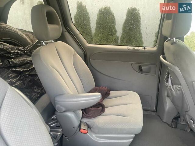 Серый Крайслер Вояджер, объемом двигателя 2.43 л и пробегом 313 тыс. км за 6500 $, фото 29 на Automoto.ua