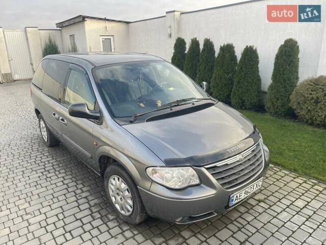 Серый Крайслер Вояджер, объемом двигателя 2.43 л и пробегом 313 тыс. км за 6500 $, фото 2 на Automoto.ua
