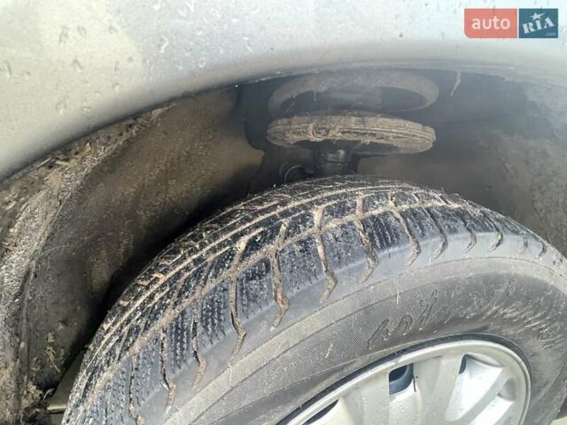 Серый Крайслер Вояджер, объемом двигателя 2.43 л и пробегом 313 тыс. км за 6500 $, фото 7 на Automoto.ua