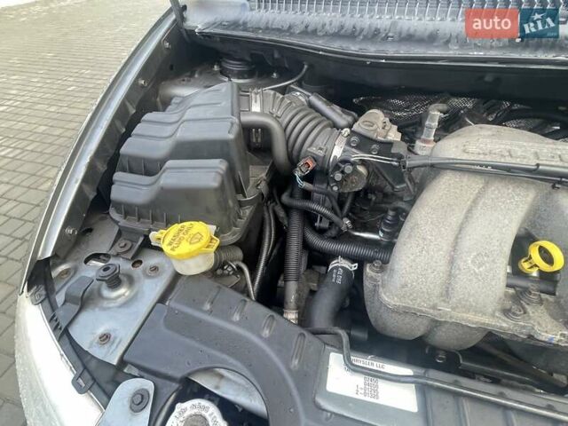 Серый Крайслер Вояджер, объемом двигателя 2.43 л и пробегом 313 тыс. км за 6500 $, фото 3 на Automoto.ua