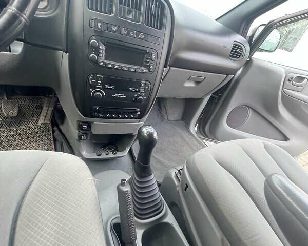 Серый Крайслер Вояджер, объемом двигателя 2.43 л и пробегом 313 тыс. км за 6500 $, фото 38 на Automoto.ua