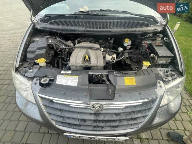 Серый Крайслер Вояджер, объемом двигателя 2.43 л и пробегом 313 тыс. км за 6500 $, фото 6 на Automoto.ua