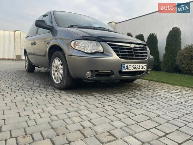 Серый Крайслер Вояджер, объемом двигателя 2.43 л и пробегом 313 тыс. км за 6500 $, фото 47 на Automoto.ua