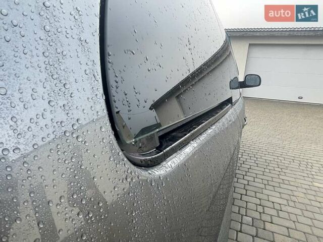 Серый Крайслер Вояджер, объемом двигателя 2.43 л и пробегом 313 тыс. км за 6500 $, фото 10 на Automoto.ua