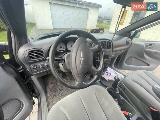 Серый Крайслер Вояджер, объемом двигателя 2.43 л и пробегом 313 тыс. км за 6500 $, фото 35 на Automoto.ua