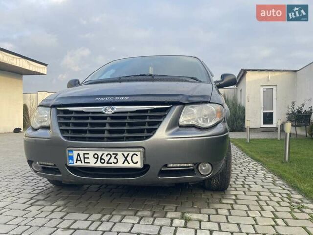 Серый Крайслер Вояджер, объемом двигателя 2.43 л и пробегом 313 тыс. км за 6500 $, фото 46 на Automoto.ua