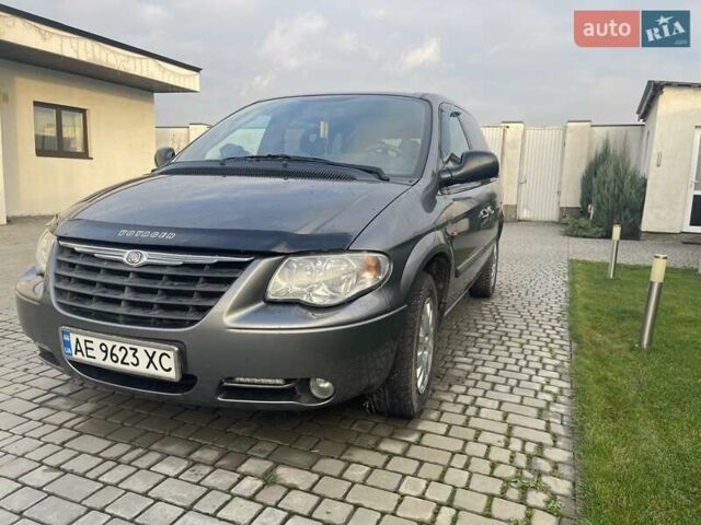 Серый Крайслер Вояджер, объемом двигателя 2.43 л и пробегом 313 тыс. км за 6500 $, фото 45 на Automoto.ua