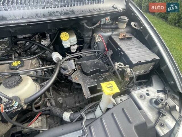 Серый Крайслер Вояджер, объемом двигателя 2.43 л и пробегом 313 тыс. км за 6500 $, фото 4 на Automoto.ua