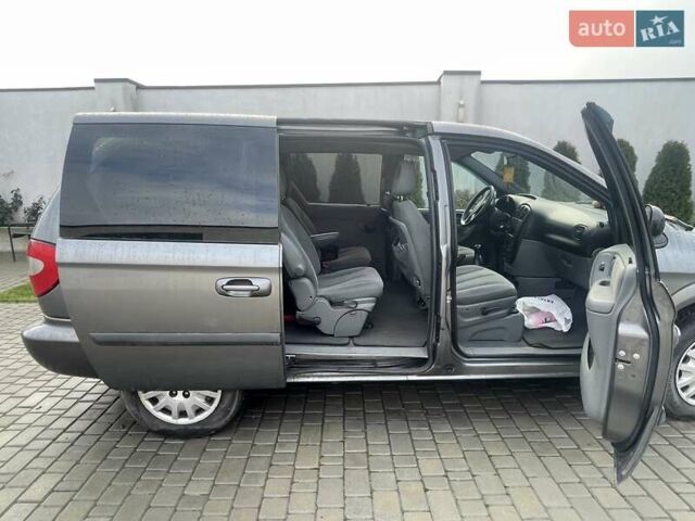 Серый Крайслер Вояджер, объемом двигателя 2.43 л и пробегом 313 тыс. км за 6500 $, фото 32 на Automoto.ua