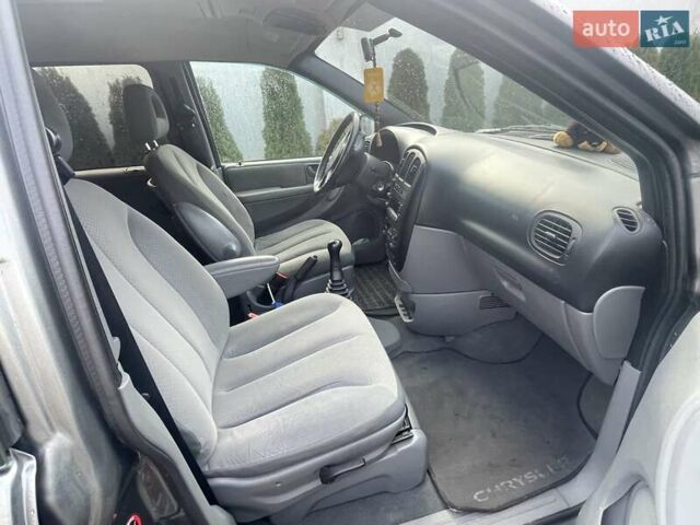 Серый Крайслер Вояджер, объемом двигателя 2.43 л и пробегом 313 тыс. км за 6500 $, фото 23 на Automoto.ua