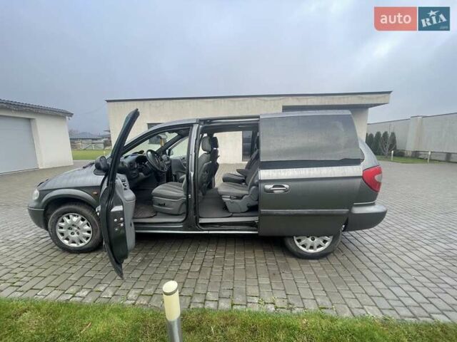 Серый Крайслер Вояджер, объемом двигателя 2.43 л и пробегом 313 тыс. км за 6500 $, фото 43 на Automoto.ua