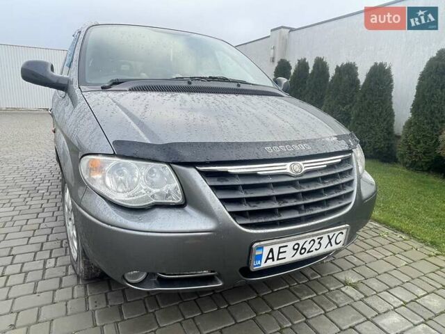 Серый Крайслер Вояджер, объемом двигателя 2.43 л и пробегом 313 тыс. км за 6500 $, фото 52 на Automoto.ua