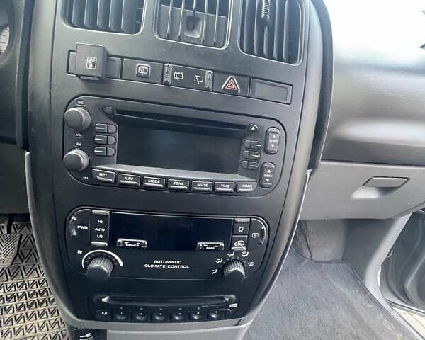 Серый Крайслер Вояджер, объемом двигателя 2.43 л и пробегом 313 тыс. км за 6500 $, фото 37 на Automoto.ua