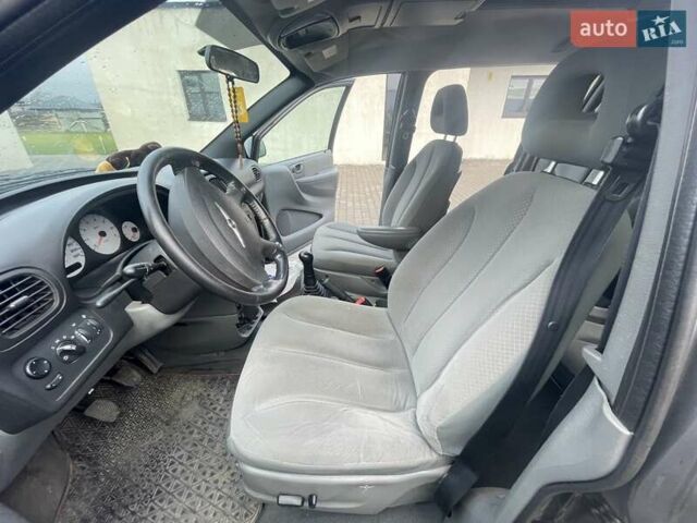 Серый Крайслер Вояджер, объемом двигателя 2.43 л и пробегом 313 тыс. км за 6500 $, фото 34 на Automoto.ua