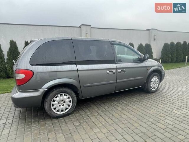 Серый Крайслер Вояджер, объемом двигателя 2.43 л и пробегом 313 тыс. км за 6500 $, фото 51 на Automoto.ua