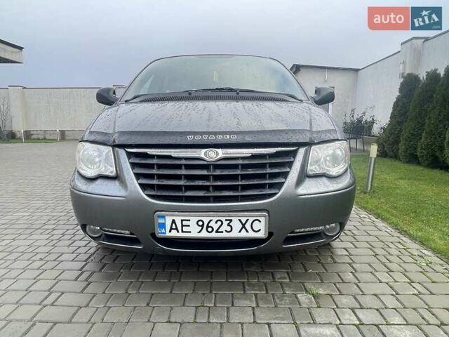 Серый Крайслер Вояджер, объемом двигателя 2.43 л и пробегом 313 тыс. км за 6500 $, фото 53 на Automoto.ua