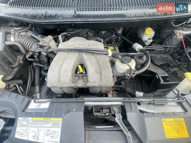 Серый Крайслер Вояджер, объемом двигателя 2.43 л и пробегом 313 тыс. км за 6500 $, фото 5 на Automoto.ua