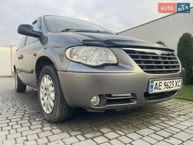 Серый Крайслер Вояджер, объемом двигателя 2.43 л и пробегом 313 тыс. км за 6500 $, фото 1 на Automoto.ua