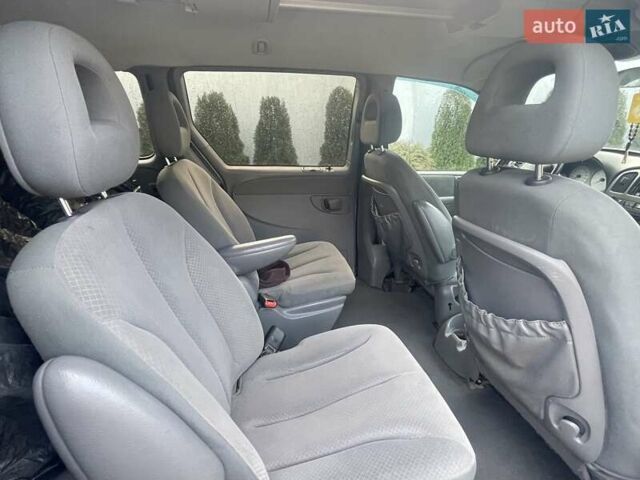 Серый Крайслер Вояджер, объемом двигателя 2.43 л и пробегом 313 тыс. км за 6500 $, фото 28 на Automoto.ua