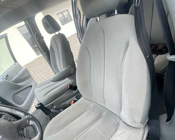 Серый Крайслер Вояджер, объемом двигателя 2.43 л и пробегом 313 тыс. км за 6500 $, фото 42 на Automoto.ua