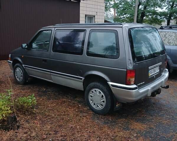 Серый Крайслер Вояджер, объемом двигателя 2.5 л и пробегом 145 тыс. км за 2700 $, фото 2 на Automoto.ua