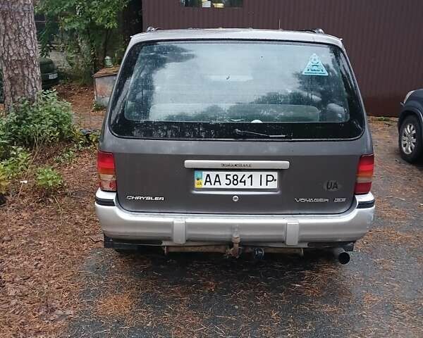 Серый Крайслер Вояджер, объемом двигателя 2.5 л и пробегом 145 тыс. км за 2700 $, фото 5 на Automoto.ua