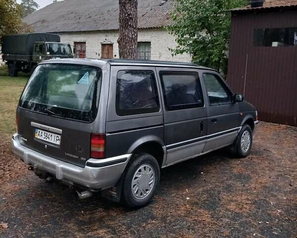 Серый Крайслер Вояджер, объемом двигателя 2.5 л и пробегом 145 тыс. км за 2700 $, фото 3 на Automoto.ua