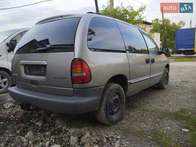 Серый Крайслер Вояджер, объемом двигателя 2.5 л и пробегом 370 тыс. км за 1600 $, фото 3 на Automoto.ua