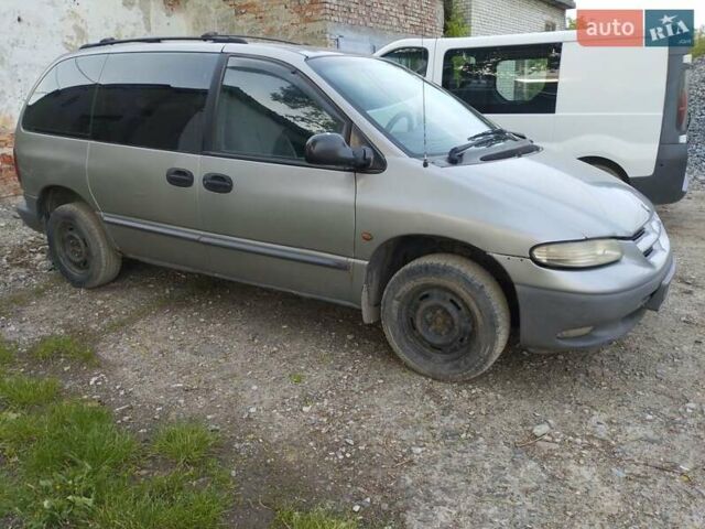 Серый Крайслер Вояджер, объемом двигателя 2.5 л и пробегом 370 тыс. км за 1600 $, фото 1 на Automoto.ua