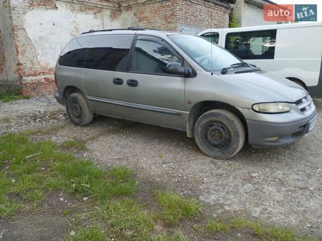 Серый Крайслер Вояджер, объемом двигателя 2.5 л и пробегом 370 тыс. км за 1600 $, фото 4 на Automoto.ua