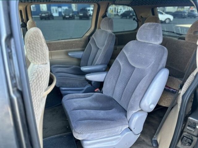 Серый Крайслер Вояджер, объемом двигателя 0 л и пробегом 400 тыс. км за 2172 $, фото 2 на Automoto.ua