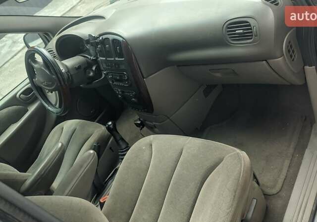 Серый Крайслер Вояджер, объемом двигателя 2.5 л и пробегом 420 тыс. км за 2800 $, фото 16 на Automoto.ua