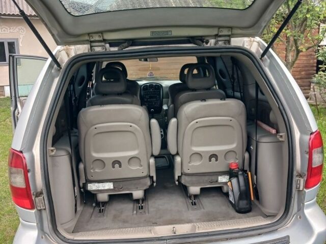 Серый Крайслер Вояджер, объемом двигателя 2.5 л и пробегом 280 тыс. км за 3539 $, фото 3 на Automoto.ua