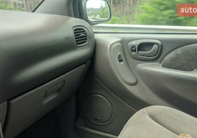 Серый Крайслер Вояджер, объемом двигателя 2.5 л и пробегом 420 тыс. км за 2800 $, фото 19 на Automoto.ua