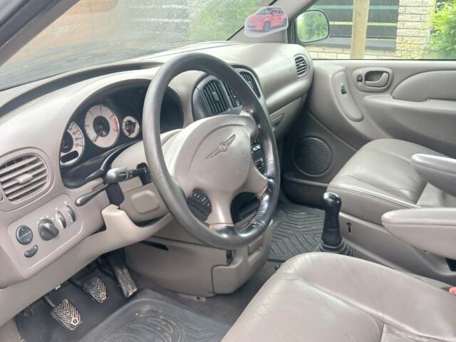 Серый Крайслер Вояджер, объемом двигателя 2.5 л и пробегом 280 тыс. км за 3539 $, фото 2 на Automoto.ua