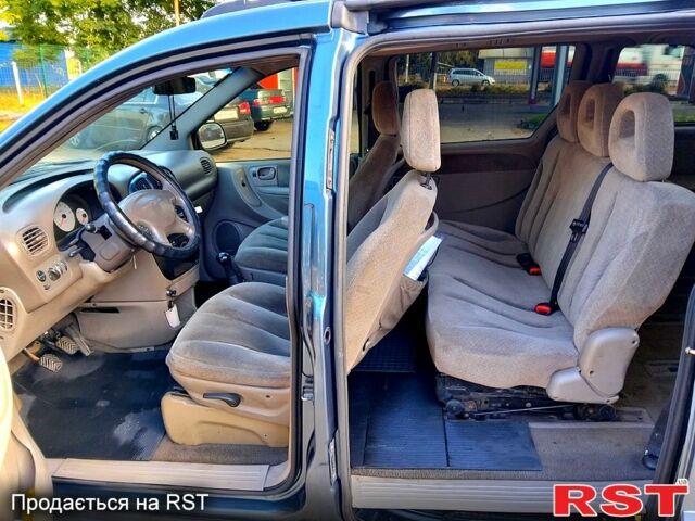 Сірий Крайслер Voyager, об'ємом двигуна 2.4 л та пробігом 400 тис. км за 5300 $, фото 5 на Automoto.ua