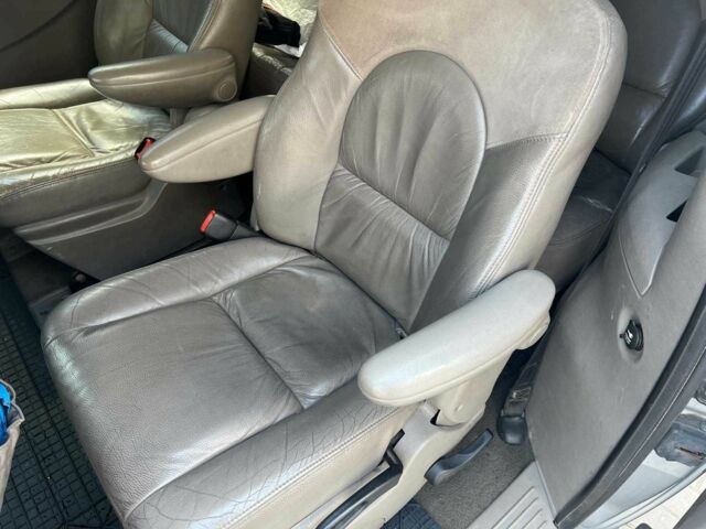 Серый Крайслер Вояджер, объемом двигателя 2.5 л и пробегом 396 тыс. км за 4640 $, фото 13 на Automoto.ua