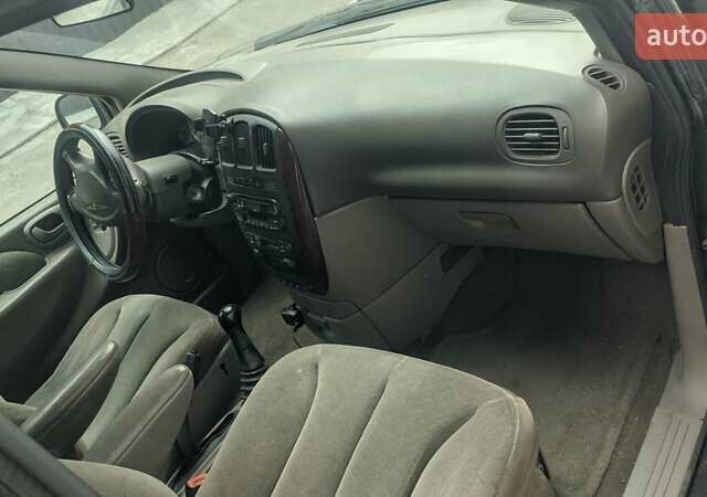 Серый Крайслер Вояджер, объемом двигателя 2.5 л и пробегом 420 тыс. км за 2800 $, фото 15 на Automoto.ua