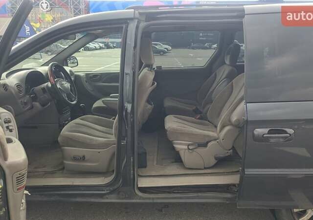 Серый Крайслер Вояджер, объемом двигателя 2.5 л и пробегом 420 тыс. км за 2800 $, фото 10 на Automoto.ua