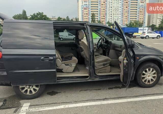 Серый Крайслер Вояджер, объемом двигателя 2.5 л и пробегом 420 тыс. км за 2800 $, фото 3 на Automoto.ua