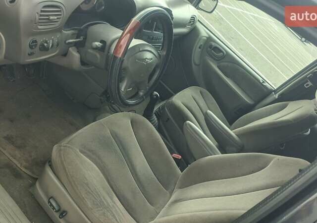 Серый Крайслер Вояджер, объемом двигателя 2.5 л и пробегом 420 тыс. км за 2800 $, фото 11 на Automoto.ua