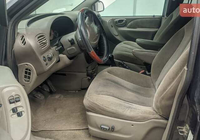 Серый Крайслер Вояджер, объемом двигателя 2.5 л и пробегом 420 тыс. км за 2800 $, фото 18 на Automoto.ua